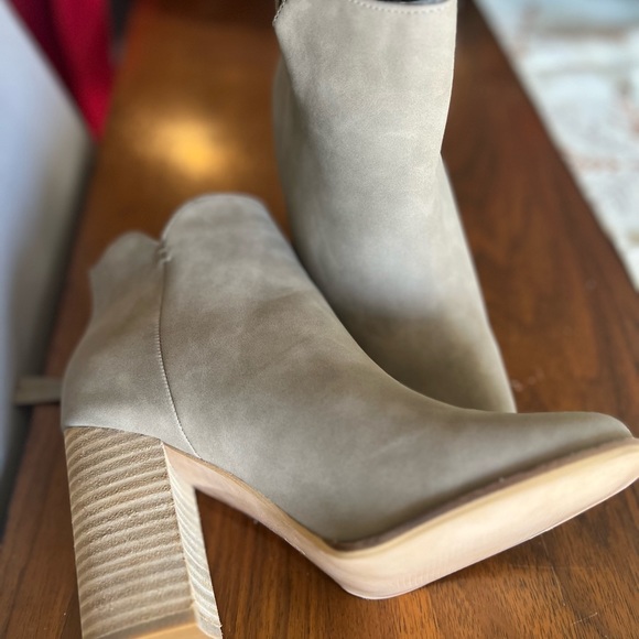 Women’s size 8 heeled boots - Picture 5 of 5